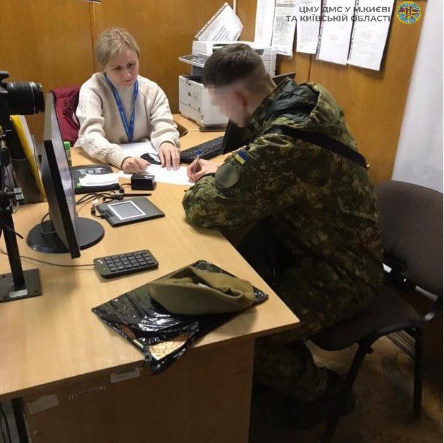 У Києві продовжують оформлювати паспортні документи захисникам України
