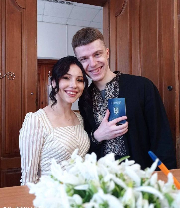 Врятоване весілля: на Рівненщині нареченому перед самим одруженням вклеїли до паспорта фото по досягненню 25-річчя