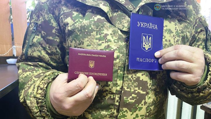 У Києві військовим ЗСУ позачергово уклеюють фото до паспортів