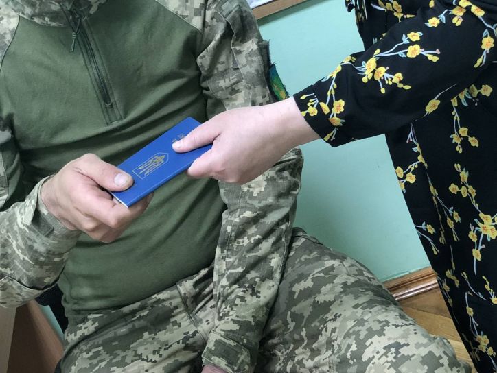 У Києві міграційники оформлюють термінові документи для військових