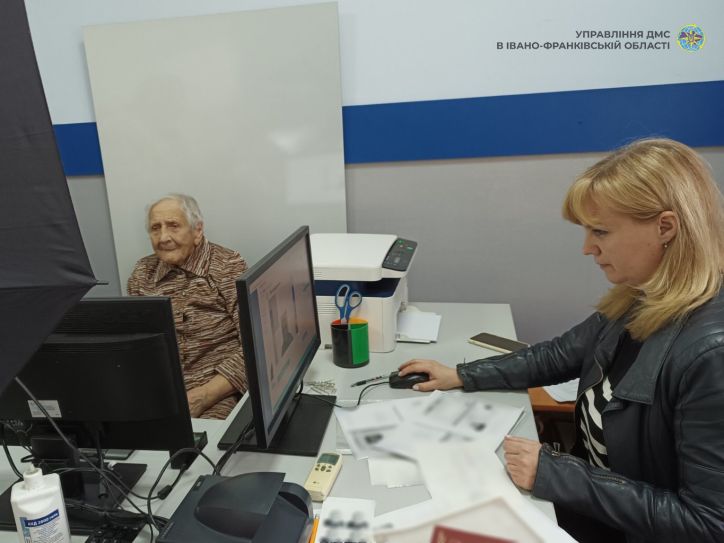 Документуємо іноземців та ОБГ: з початку року на Івано-Франківщині оформили понад 90 посвідок на проживання  в Україні