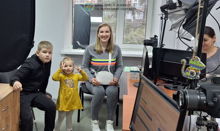 У Києві міграційники за один візит оформили закордонні паспорти матері та дітям