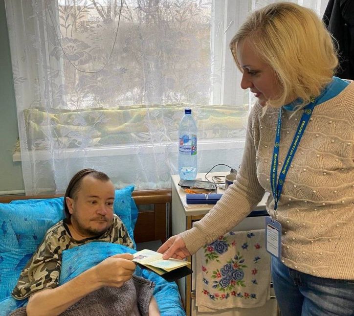 На Дніпропетровщині вклеїли фотокартку в паспорт та доставили його чоловіку в лікарні