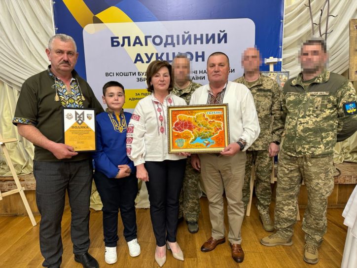 На Івано-Франківщині працівники міграційної служби долучилися до аукціону для підтримки українських воїнів