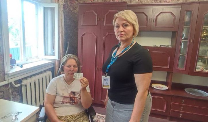 У Петриківці за місцем проживання вручили паспорт жінці з інвалідністю