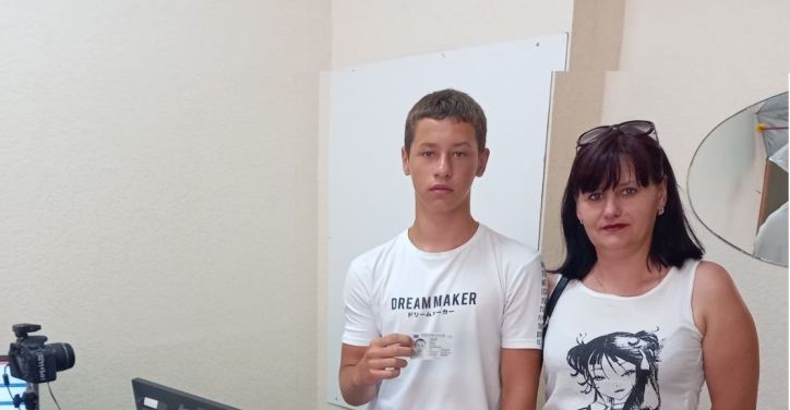 У Слов’янському відділі вручили першу ID-картку 14-річному юнаку