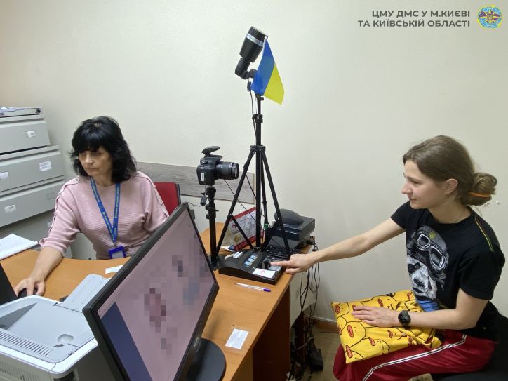 Київ: кримчанка отримала ID-картку попри труднощі виїзду з півострова
