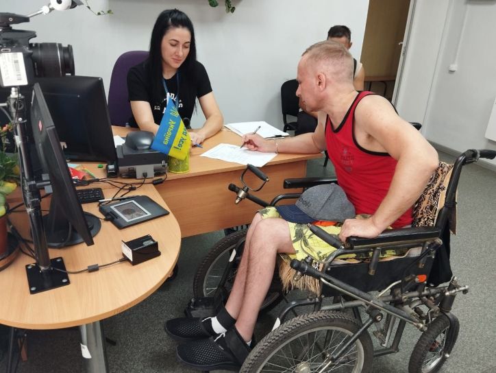 У Харкові оформили паспорт чоловіку з інвалідністю, який їде на лікування за кордон