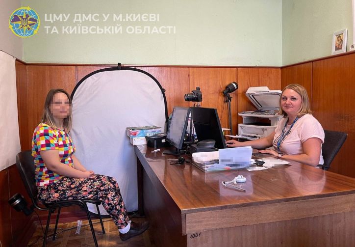 Безбарʹєрність у дії: у Києві дівчині з інвалідністю терміново вклеїли фото у паспорт