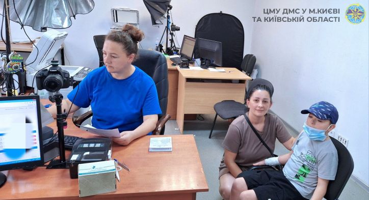 У Києві терміново оформили закордонний паспорт постраждалому від атаки на «Охматдит» хлопчикові