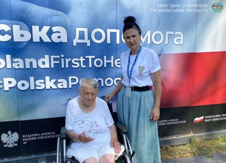 Без барʹєрів: на Київщині позачергово оформили паспорт 92-річній жінці