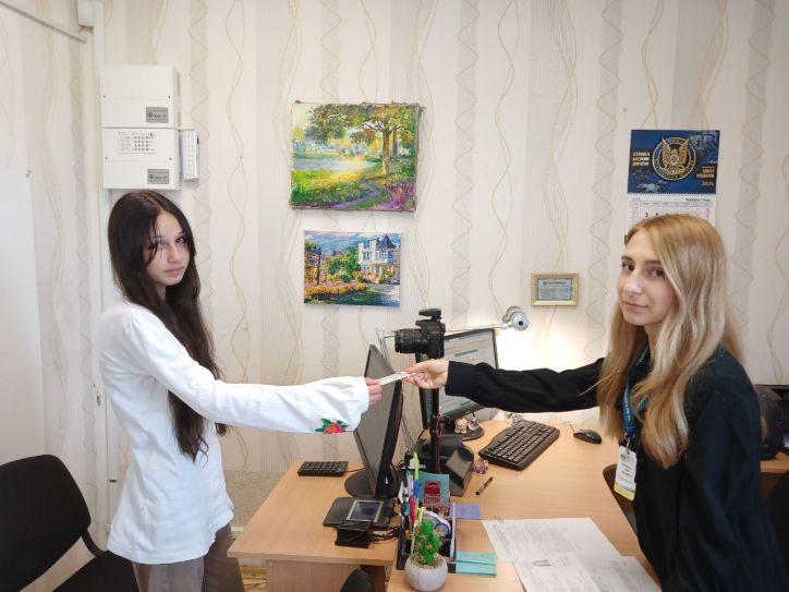 Перший паспорт громадянина України у формі картки  по досягненню 14- річного віку для юної художниці з Люботина