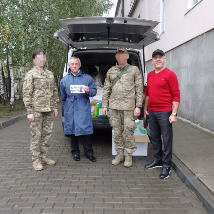 Буковинські міграційники передали до шпиталю гуманітарну допомогу