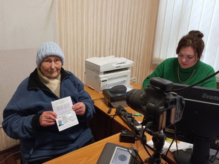 Співробітники Болградського відділу оформили закордонний паспорт для 91-річної жінки