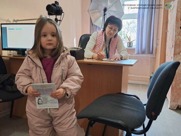 Перший закордонний паспорт для маленької Вероніки
