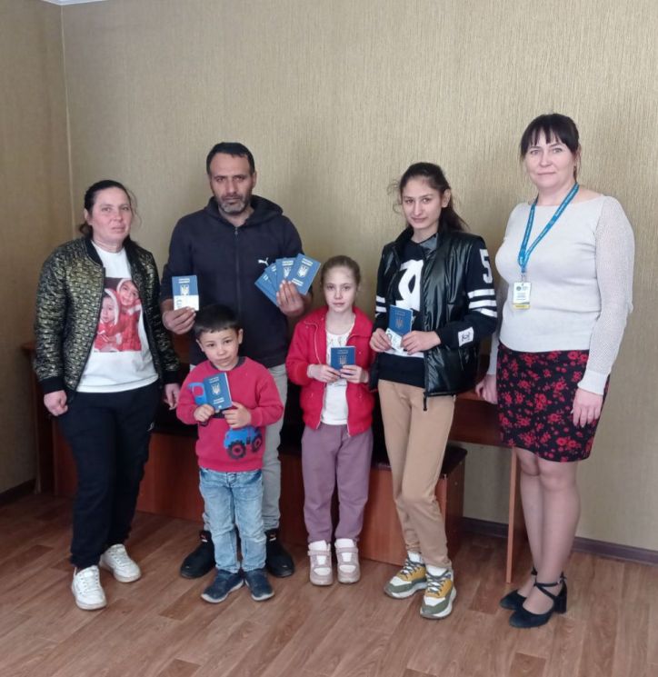 Історія багатодітної родини: як міграційники допомогли в оформленні паспортних документів