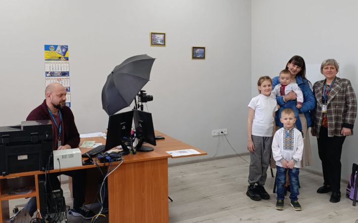 Працівники Шепетівського відділу УДМС Хмельниччини оформили біометричні документи ще одній багатодітній сім’ї