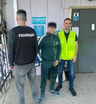 Раніше судимого іноземця, який ще й порушив міграційне законодавство, видворили з України