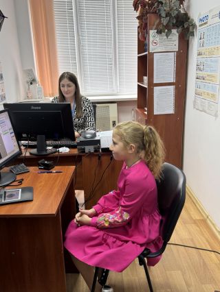 Закордонний паспорт як подарунок у день народження!