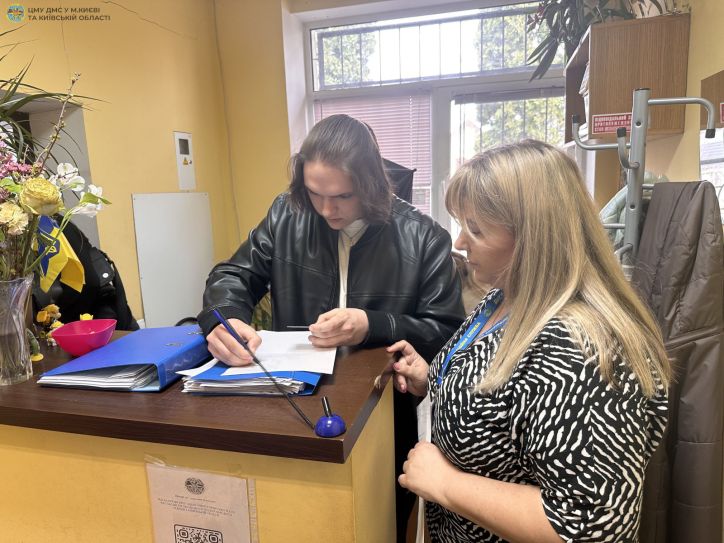 Київщина: оформили паспорт юнакові, якому вдалося виїхати з окупації