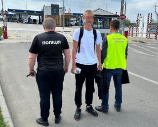 Іноземець проігнорував вимогу виїхати – міграційники примусово видворили