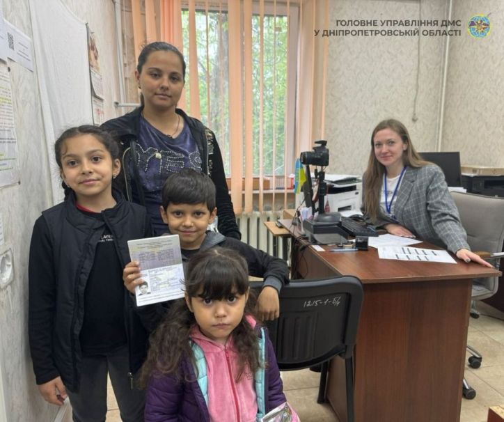 Багатодітні родини у майже повному складі відвідали підрозділ ДМС для отримання закордонних паспортів