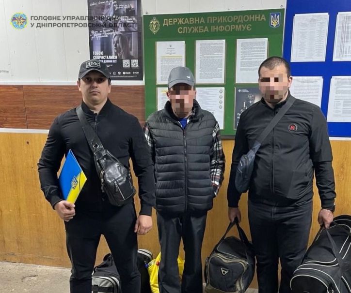 Дніпровські міграційники примусово видворили з України двох громадян Азербайджанської Республіки, які нелегально проживали на території нашої держави