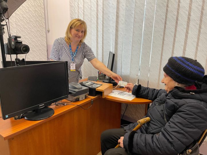 Пані Лідія з Вараша отримала новий паспорт у формі ID-картки