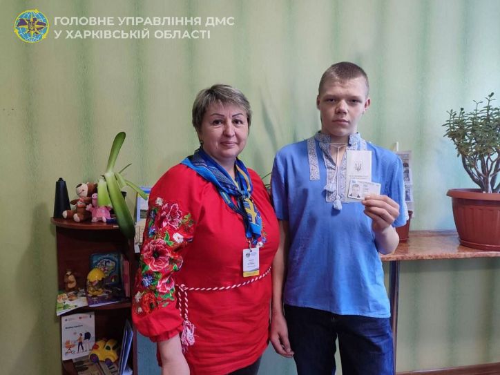 Вишиванка та паспорт – символи українця ХХІ століття