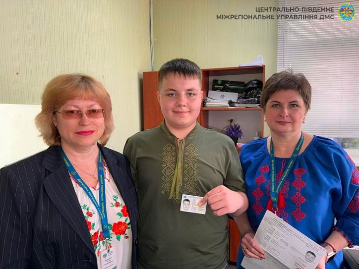 Добра традиція: стати власником першої ID-картки у свято вишиванки