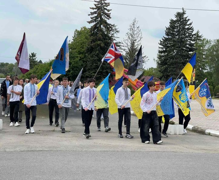 У Сокирянах шанували вишиванковою ходою загиблого земляка
