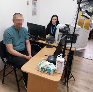 У Глибоці оформили закордонний паспорт звільненому з полону військовослужбовцю