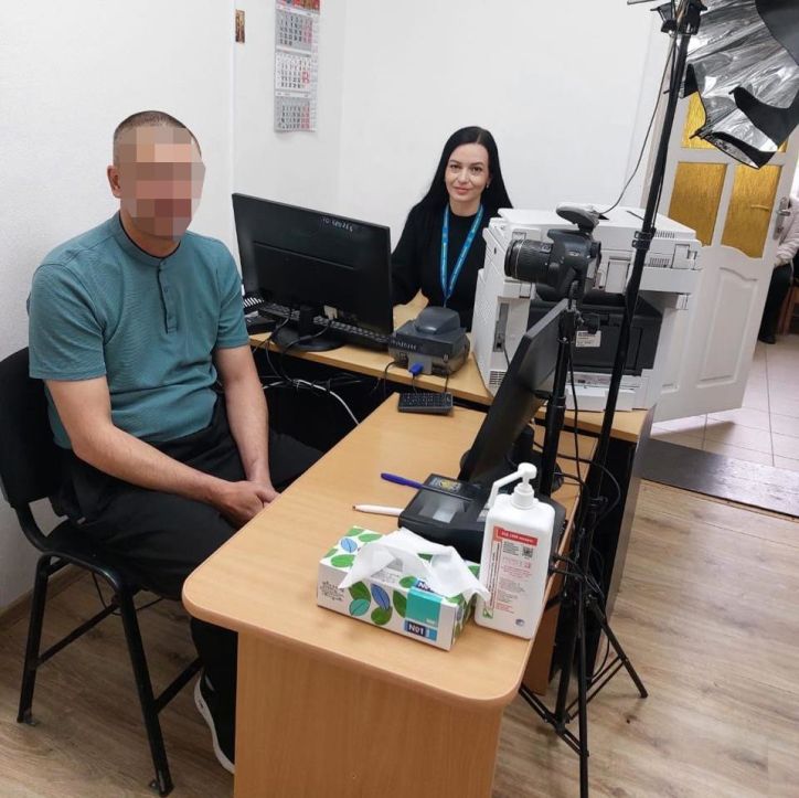 У Глибоці оформили закордонний паспорт звільненому з полону військовослужбовцю