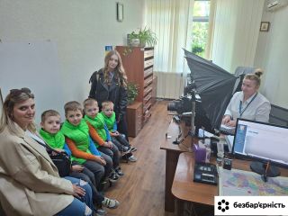 5 дитячих закордонних паспортів – мета візиту до міграційної служби Хмельниччини
