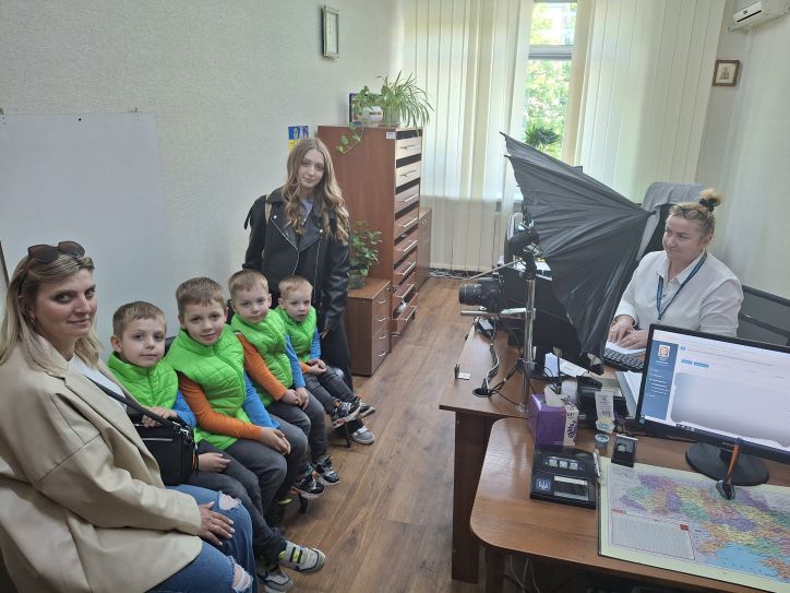 5 дитячих закордонних паспортів – мета візиту до міграційної служби Хмельниччини