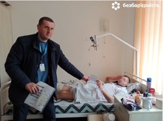 Міграційна служба Рівненщини оформила закордонний паспорт пораненому військовослужбовцю у лікарні