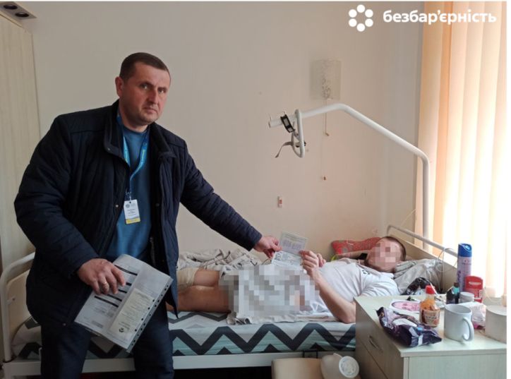 Міграційна служба Рівненщини оформила закордонний паспорт пораненому військовослужбовцю у лікарні