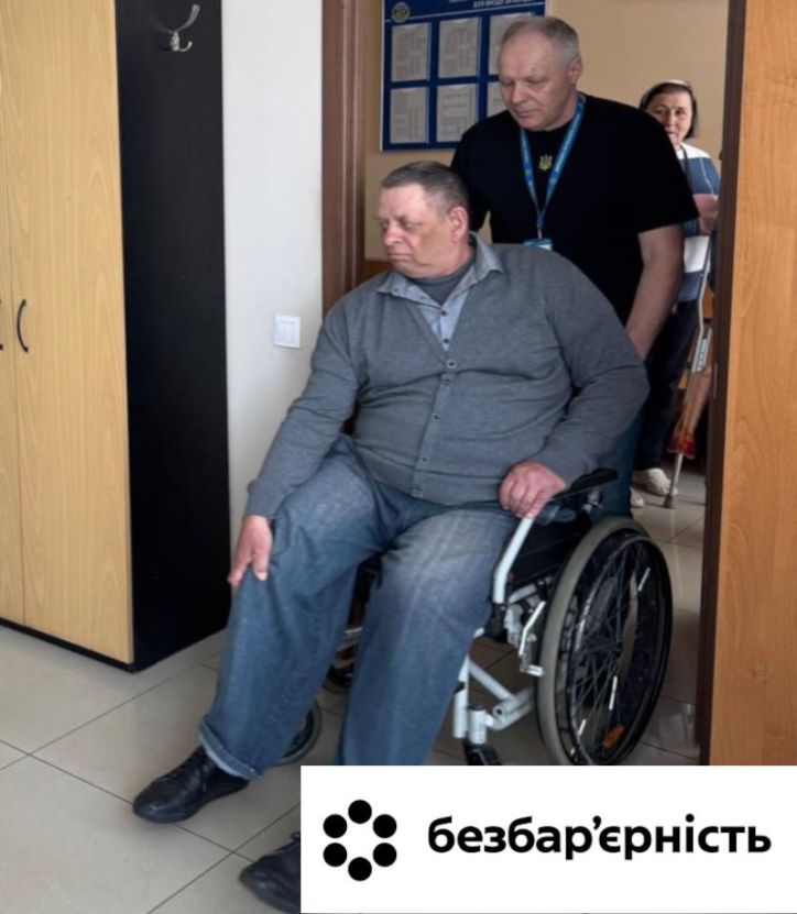 Безбар’єрність в дії: В Чернівцях оформили закордонний паспорт відвідувачу на кріслі колісному