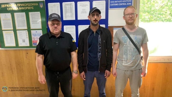 Дніпровські міграційники примусово видворили з України громадянина Азербайджану, який звільнився з місць позбавлення волі