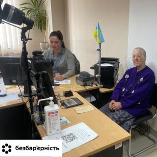 У Чернівцях та Новоселиці міграційники надали паспортні послуги відвідувачам з особливими потребами