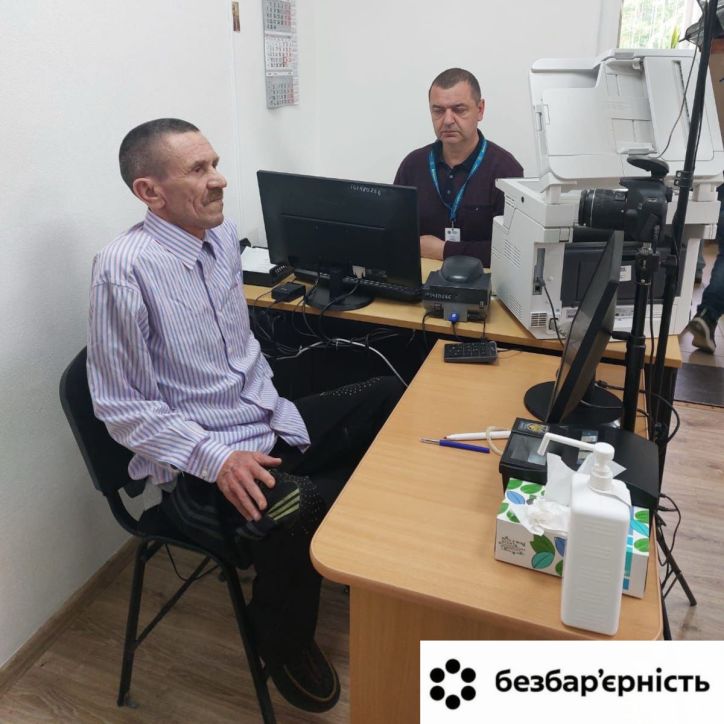 У Глибоці оформили ID-картку маломобільному відвідувачу