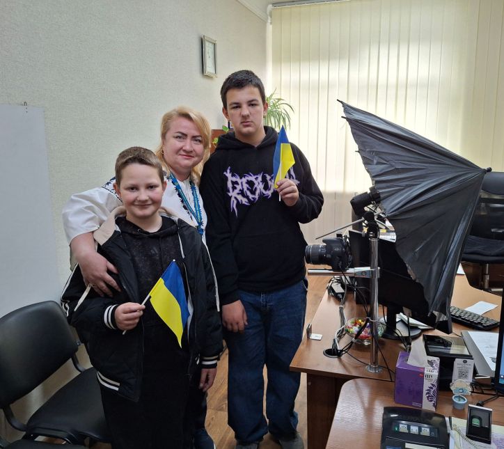 Працівники міграційної служби Хмельниччини вручили закордонні паспорти дітям полеглого захисника України