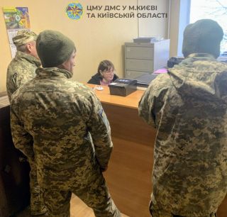 У Києві вручили воїнам закордонні паспорти – нову техніку бійці опановують у Європі