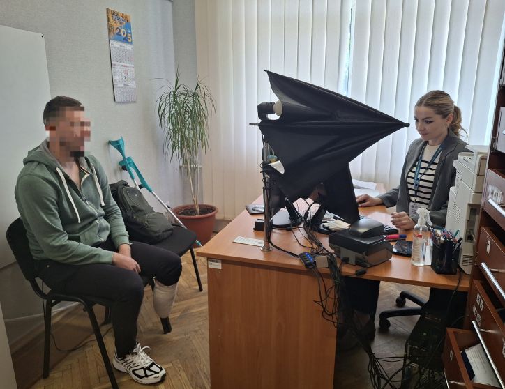 З непохитною вірою в Перемогу: міграційники Хмельниччини усувають бар’єри в оформленні документів українським захисникам!