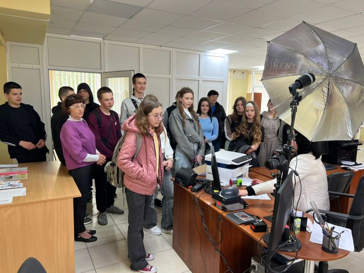 Бердичівська гімназія №8 завітала на екскурсію до Управління Державної міграційної служби