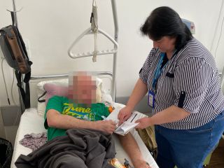 Без бар’єрів: міграційники Закарпаття оформили документи для пораненого військового у лікарні