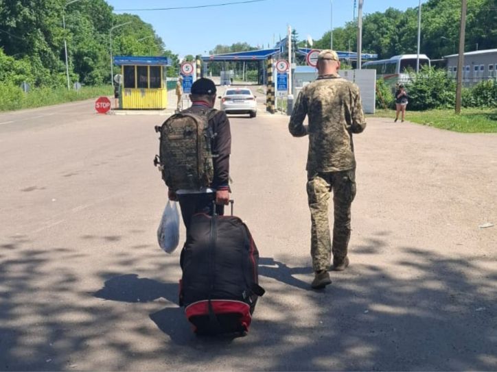 Тернопільські міграційники виконали рішення про примусове видворення іноземця