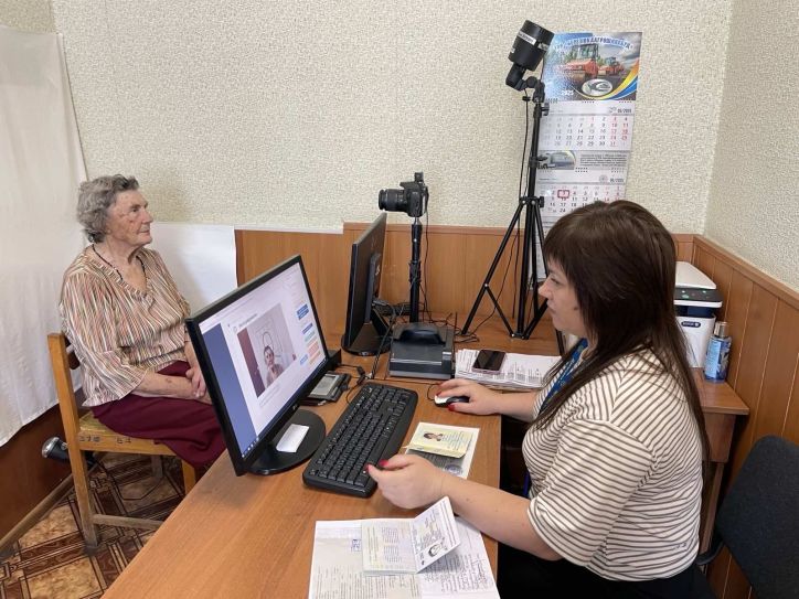 Документували закордонним паспортом 92-річну жительку Одещини