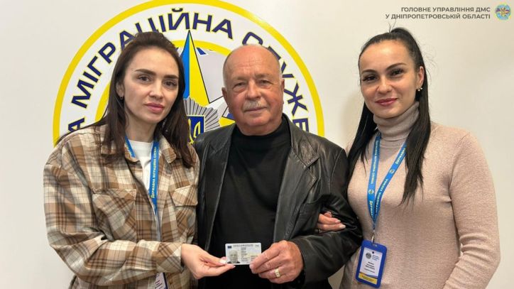 У Кривому Розі вручили паспорт громадянина України людині-легенді, ім’я якого занесене у Книгу рекордів Гіннесса, Миколі Маковію