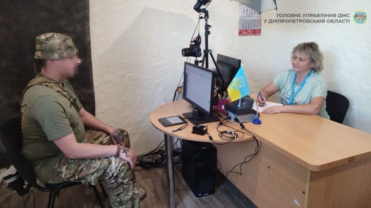 У Вільногірському секторі ДМС військовому оформили паспорт громадянина України у зв'язку з втратою документа під час виконання бойового завдання